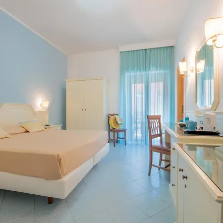 Ascot Hotel 4*
